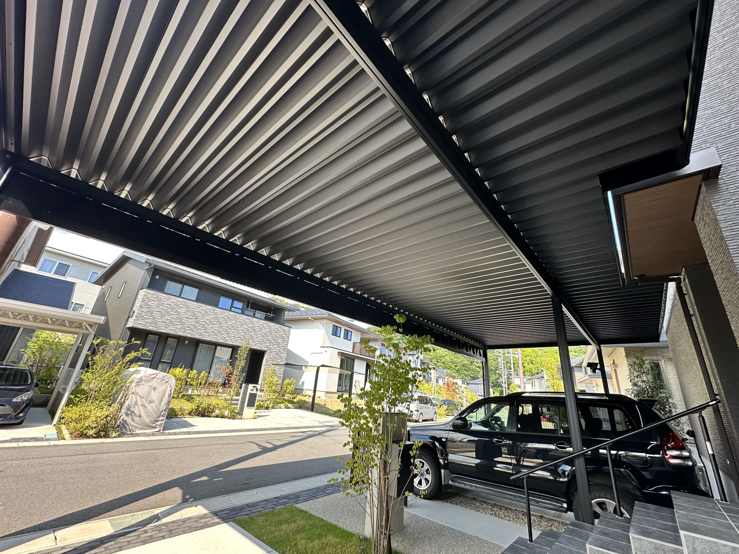C&J GARAGE ブラックエディション｜全て黒の重厚デザイン・中間柱なしワイドスパン施工事例