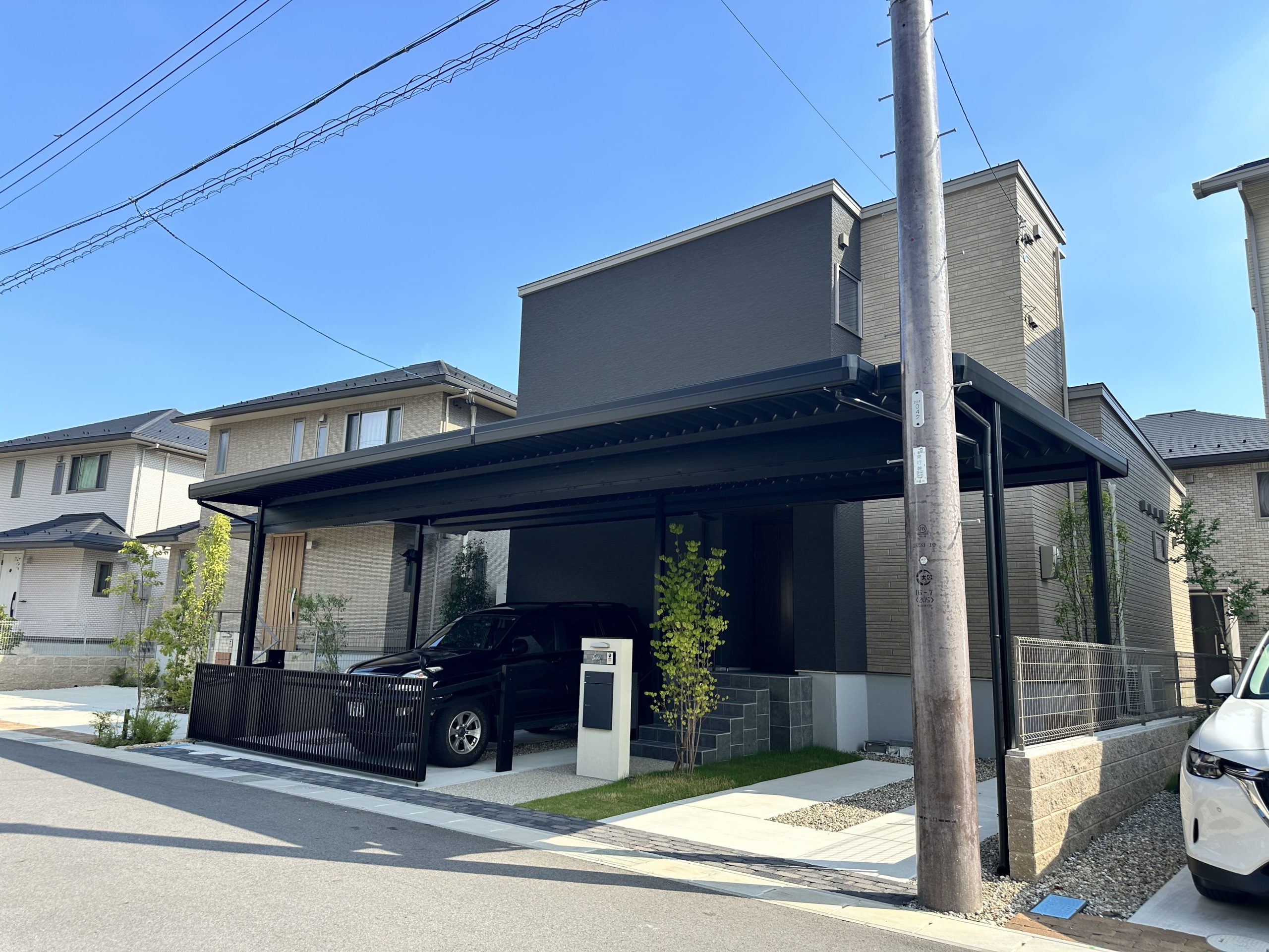 C&J GARAGE ブラックエディション｜全て黒の重厚デザイン・中間柱なしワイドスパン施工事例