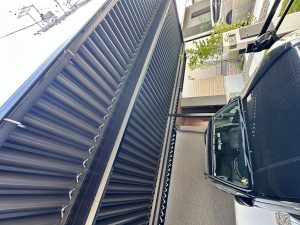 C&J GARAGE ブラックエディション｜全て黒の重厚デザイン・中間柱なしワイドスパン施工事例
