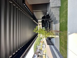 C&J GARAGE ブラックエディション｜全て黒の重厚デザイン・中間柱なしワイドスパン施工事例
