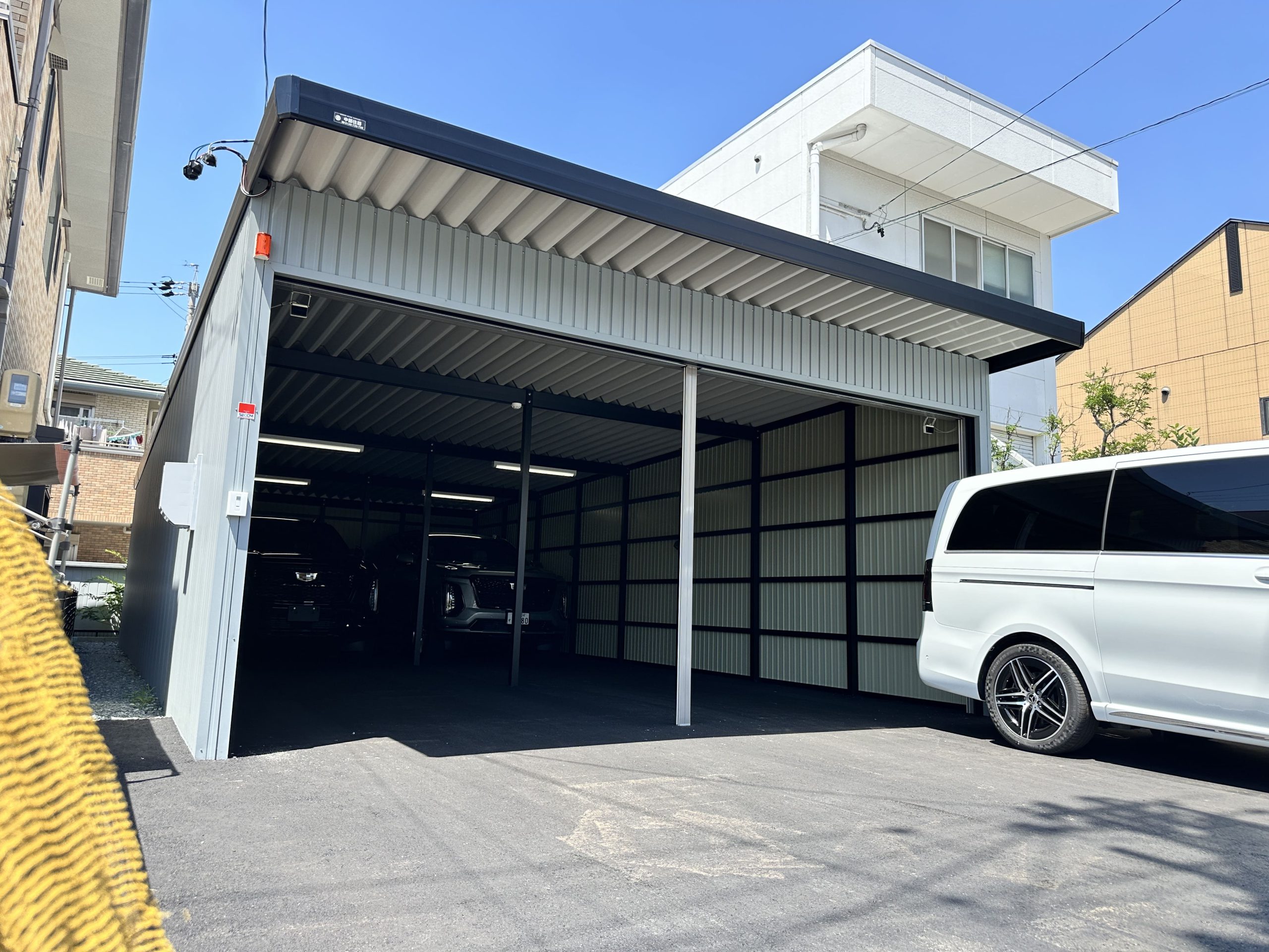 カーコーティング店向け4台用ガレージ｜高級車保管に最適なブルーグレー外壁＆セコム完備