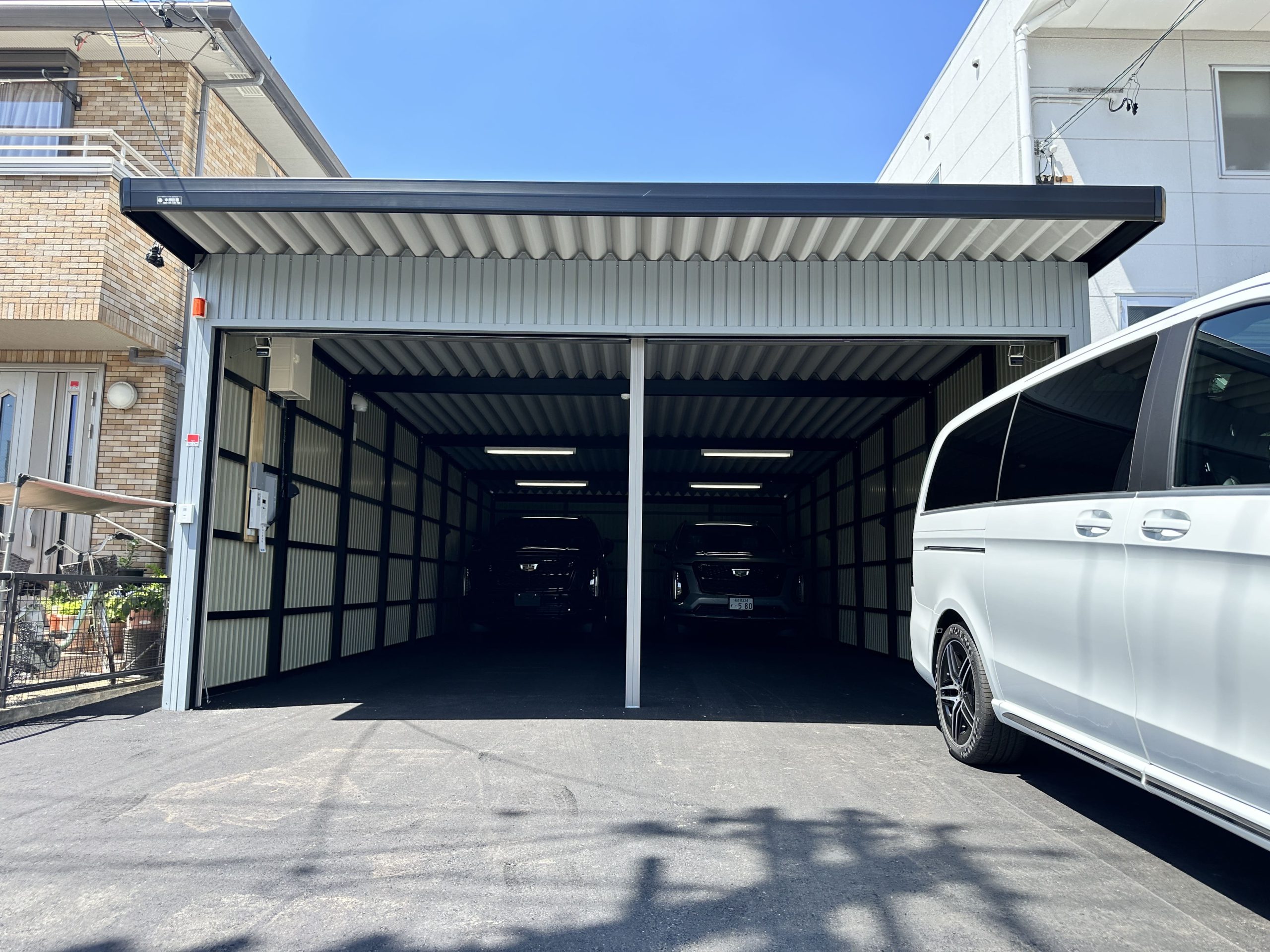 カーコーティング店向け4台用ガレージ｜高級車保管に最適なブルーグレー外壁＆セコム完備