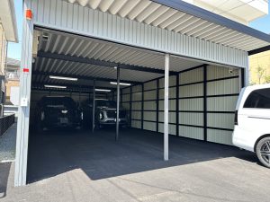 カーコーティング店向け4台用ガレージ｜高級車保管に最適なブルーグレー外壁＆セコム完備