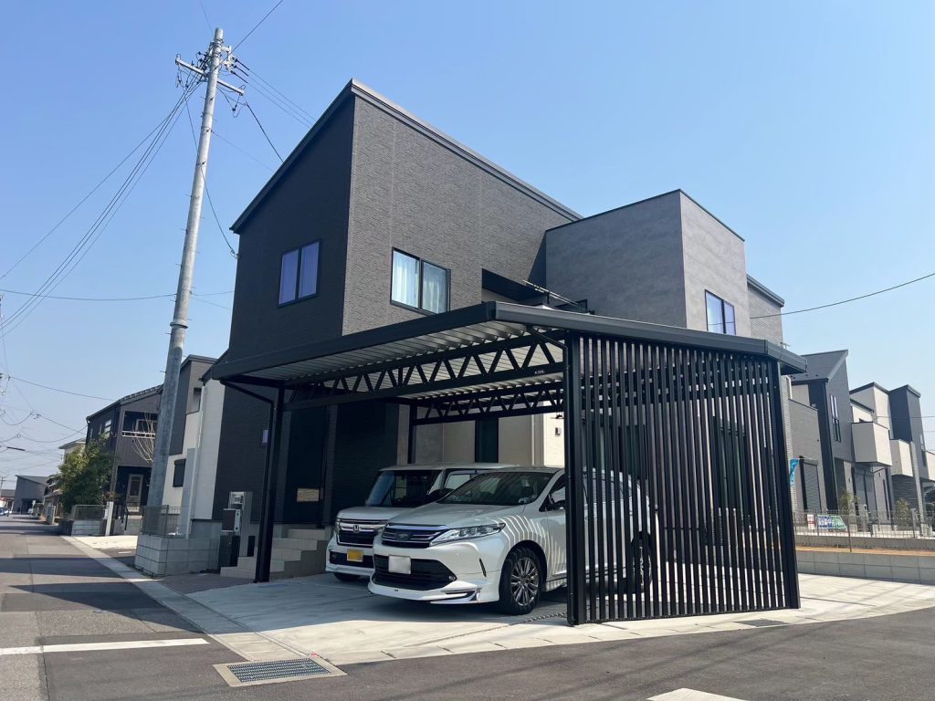 スリットスクリーンで魅せるモダンカーポート