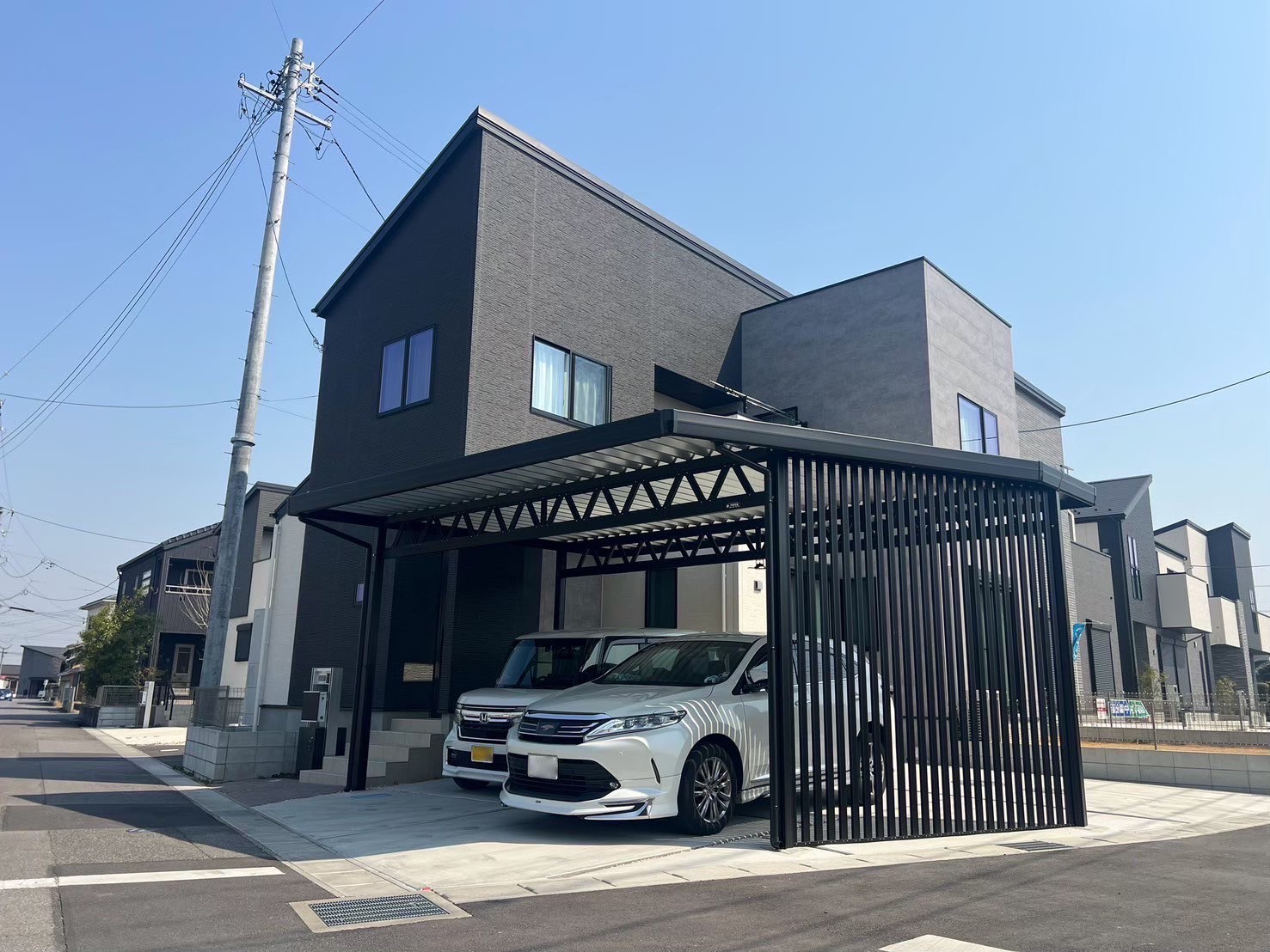 スリットスクリーンで魅せるモダンカーポート