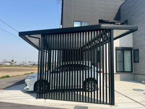スリットスクリーンで魅せるモダンカーポート