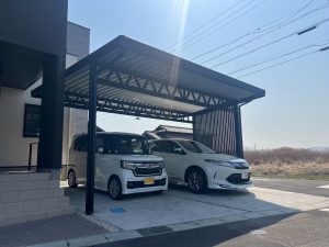 スリットスクリーンで魅せるモダンカーポート