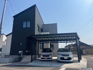 スリットスクリーンで魅せるモダンカーポート