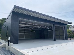大型倉庫 ― 多用途に対応するシャッター付車庫