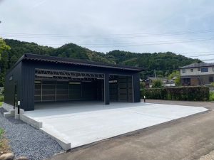 大型倉庫 ― 多用途に対応するシャッター付車庫