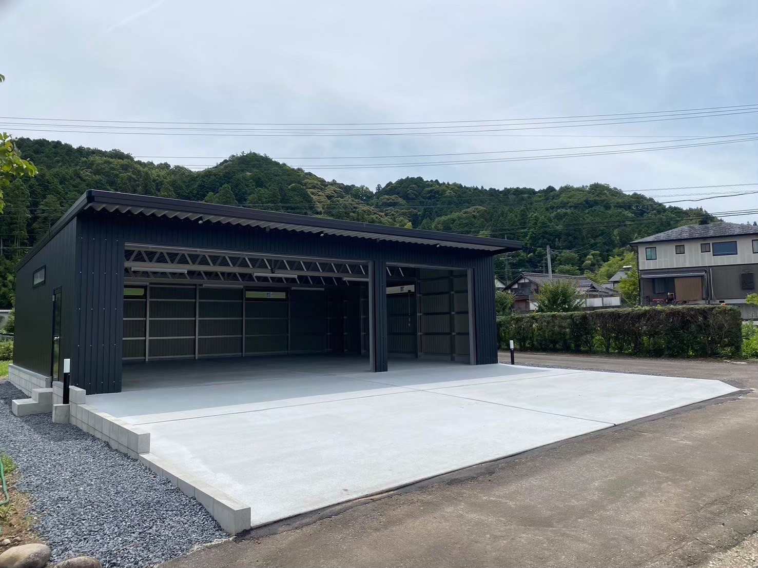 大型倉庫 ― 多用途に対応するシャッター付車庫