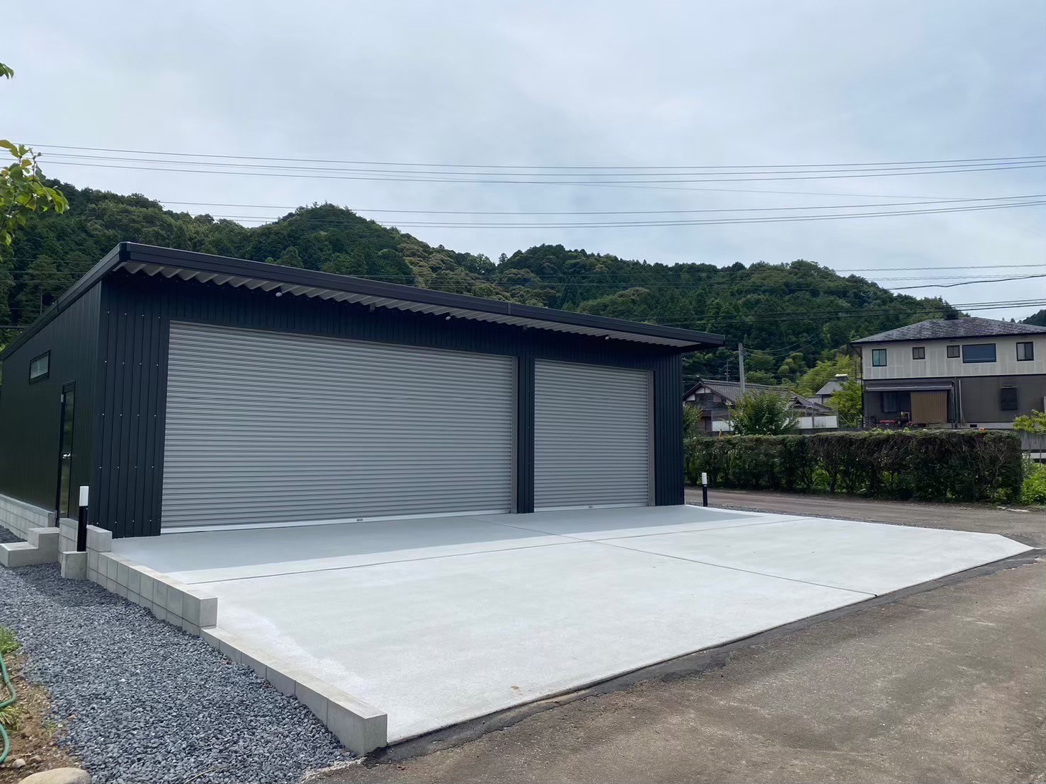 大型倉庫 ― 多用途に対応するシャッター付車庫