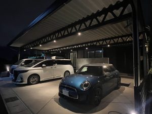 夜を美しく彩る4台用ブラックカーポート ― ダウンライトで高級感あふれるライティング空間