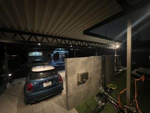 夜を美しく彩る4台用ブラックカーポート ― ダウンライトで高級感あふれるライティング空間