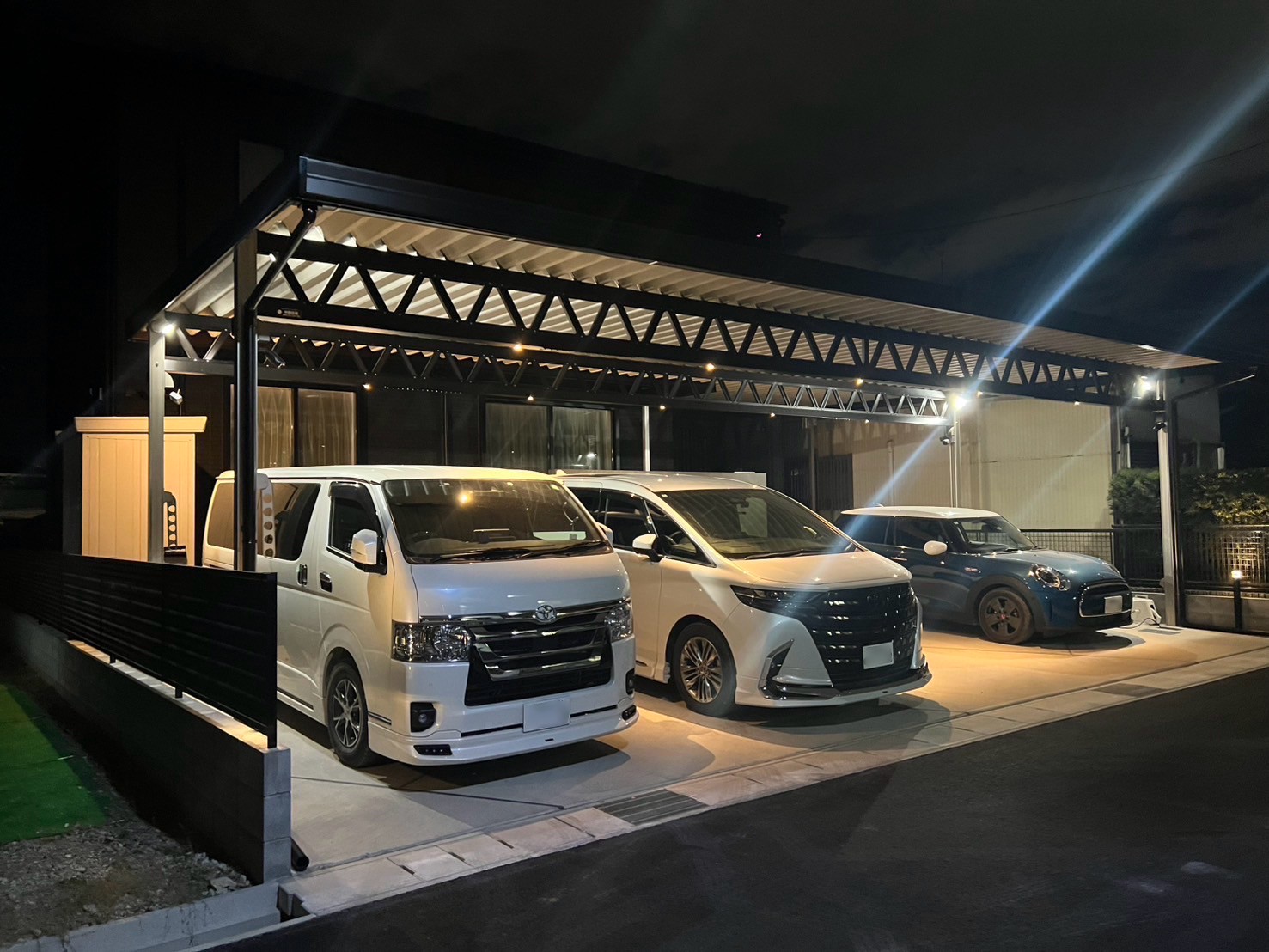 夜を美しく彩る4台用ブラックカーポート ― ダウンライトで高級感あふれるライティング空間