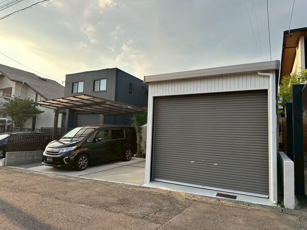 1台用ガレージ・車庫 / ガラス戸で魅せるデザイン