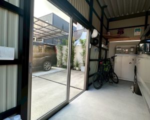 1台用ガレージ・車庫 / ガラス戸で魅せるデザイン
