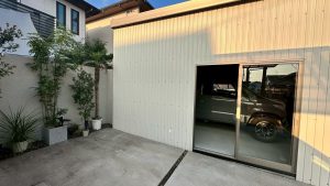 1台用ガレージ・車庫 / ガラス戸で魅せるデザイン