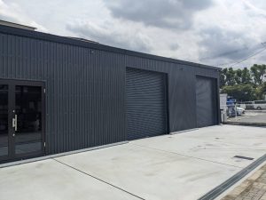 【法人様向け】オフィス・店舗併用型倉庫＆車庫施工事例｜断熱・水回り対応可能な多機能ガレージ