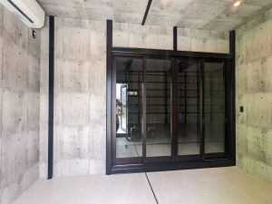 【法人様向け】オフィス・店舗併用型倉庫＆車庫施工事例｜断熱・水回り対応可能な多機能ガレージ