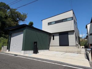 モスグリーンのガルバリウム外壁が映えるオシャレな電動シャッター付き車庫<愛知県半田市>