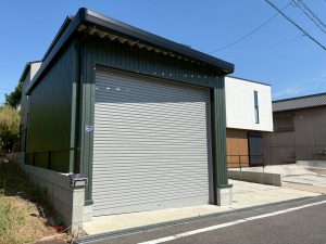 モスグリーンのガルバリウム外壁が映えるオシャレな電動シャッター付き車庫<愛知県半田市>