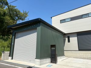 モスグリーンのガルバリウム外壁が映えるオシャレな電動シャッター付き車庫<愛知県半田市>
