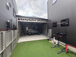 庭と一体化した動線が魅力のガレージ　手動シャッター＆脱着式中間柱で柔軟な使い方を実現