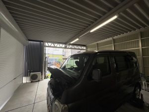 庭と一体化した動線が魅力のガレージ　手動シャッター＆脱着式中間柱で柔軟な使い方を実現