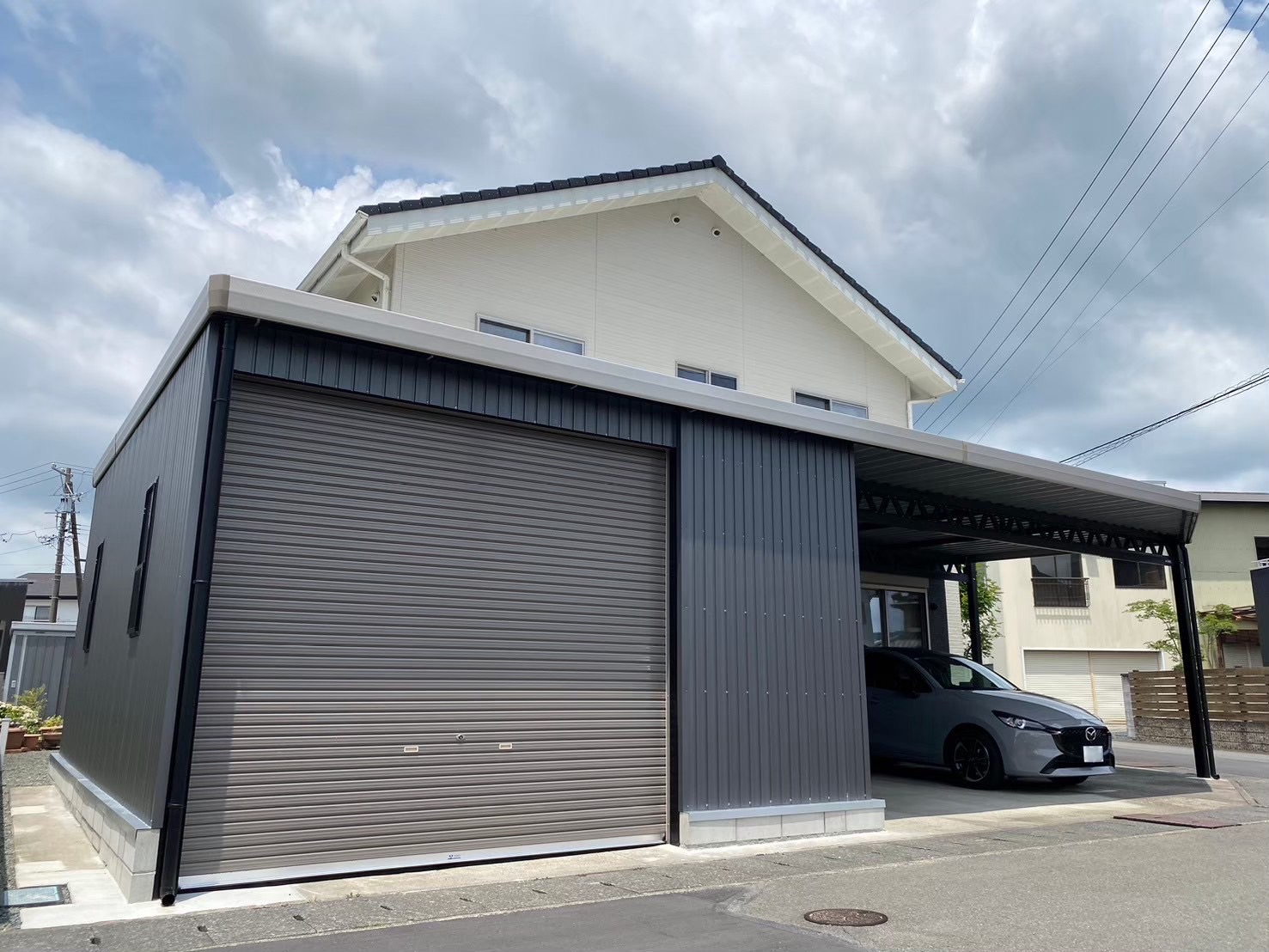 斜めの変形地でも対応可能 / 車庫・倉庫一体型カーポート