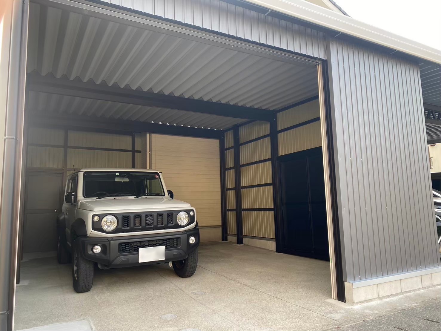 斜めの変形地でも対応可能 / 車庫・倉庫一体型カーポート