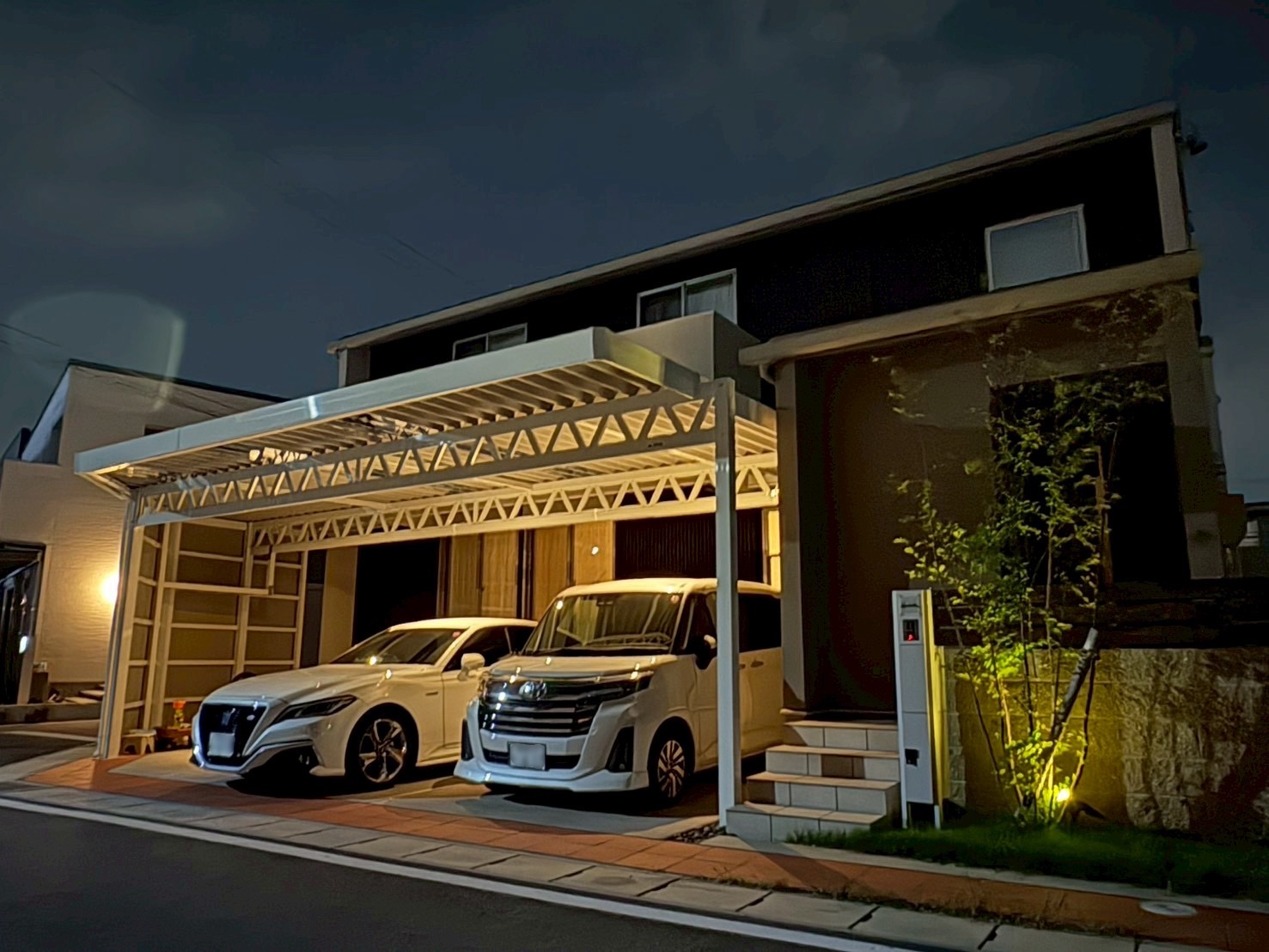 角地を有効活用したホワイトカラー折板カーポート