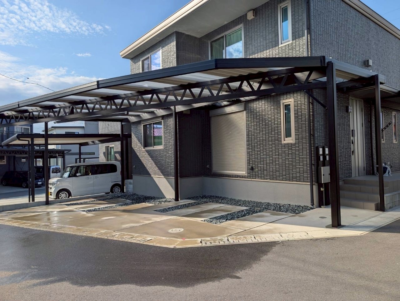 角地の変形地に対応したオーダーメイドカーポートとサイクルポート