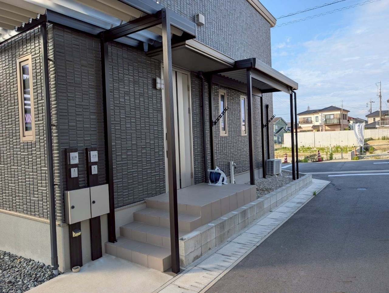 角地の変形地に対応したオーダーメイドカーポートとサイクルポート