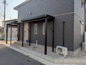 角地の変形地に対応したオーダーメイドカーポートとサイクルポート