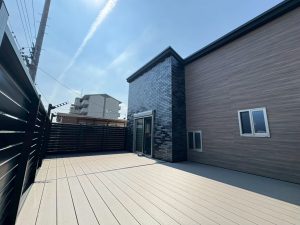 土地を最大限に活かすバルコニーカーポート施工事例｜アウトドアリビングを叶える人工木デッキ