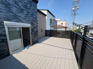 土地を最大限に活かすバルコニーカーポート施工事例｜アウトドアリビングを叶える人工木デッキ