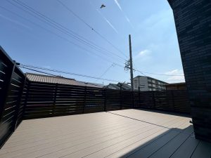 土地を最大限に活かすバルコニーカーポート施工事例｜アウトドアリビングを叶える人工木デッキ