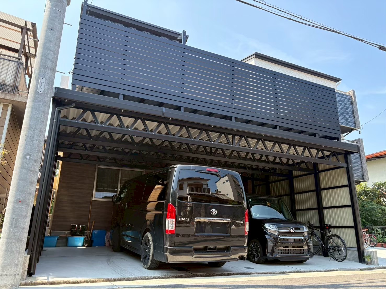 土地を最大限に活かすバルコニーカーポート施工事例｜アウトドアリビングを叶える人工木デッキ