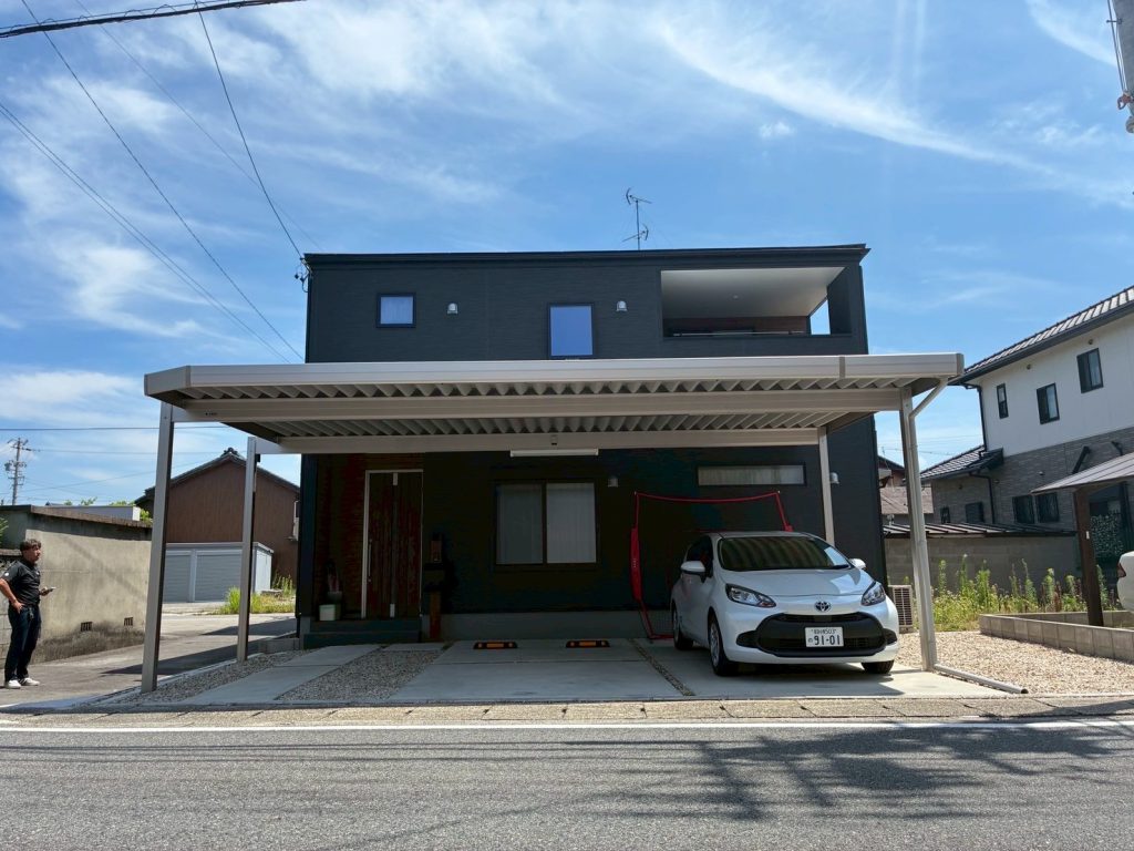 スタイリッシュに生まれ変わった3台用カーポート施工事例｜ステンカラーのスリム桁デザイン