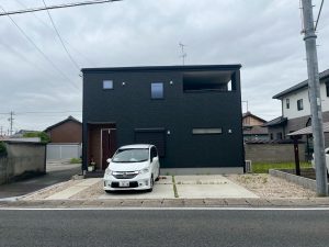 スタイリッシュに生まれ変わった3台用カーポート施工事例｜ステンカラーのスリム桁デザイン