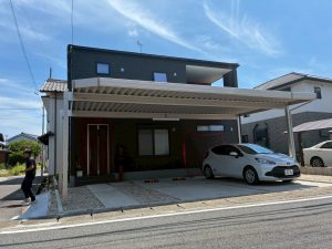 スタイリッシュに生まれ変わった3台用カーポート施工事例｜ステンカラーのスリム桁デザイン