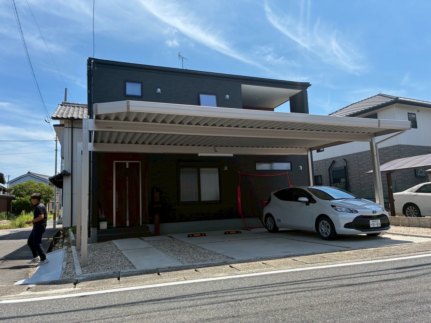 スタイリッシュに生まれ変わった3台用カーポート施工事例｜ステンカラーのスリム桁デザイン