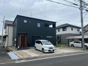 スタイリッシュに生まれ変わった3台用カーポート施工事例｜ステンカラーのスリム桁デザイン