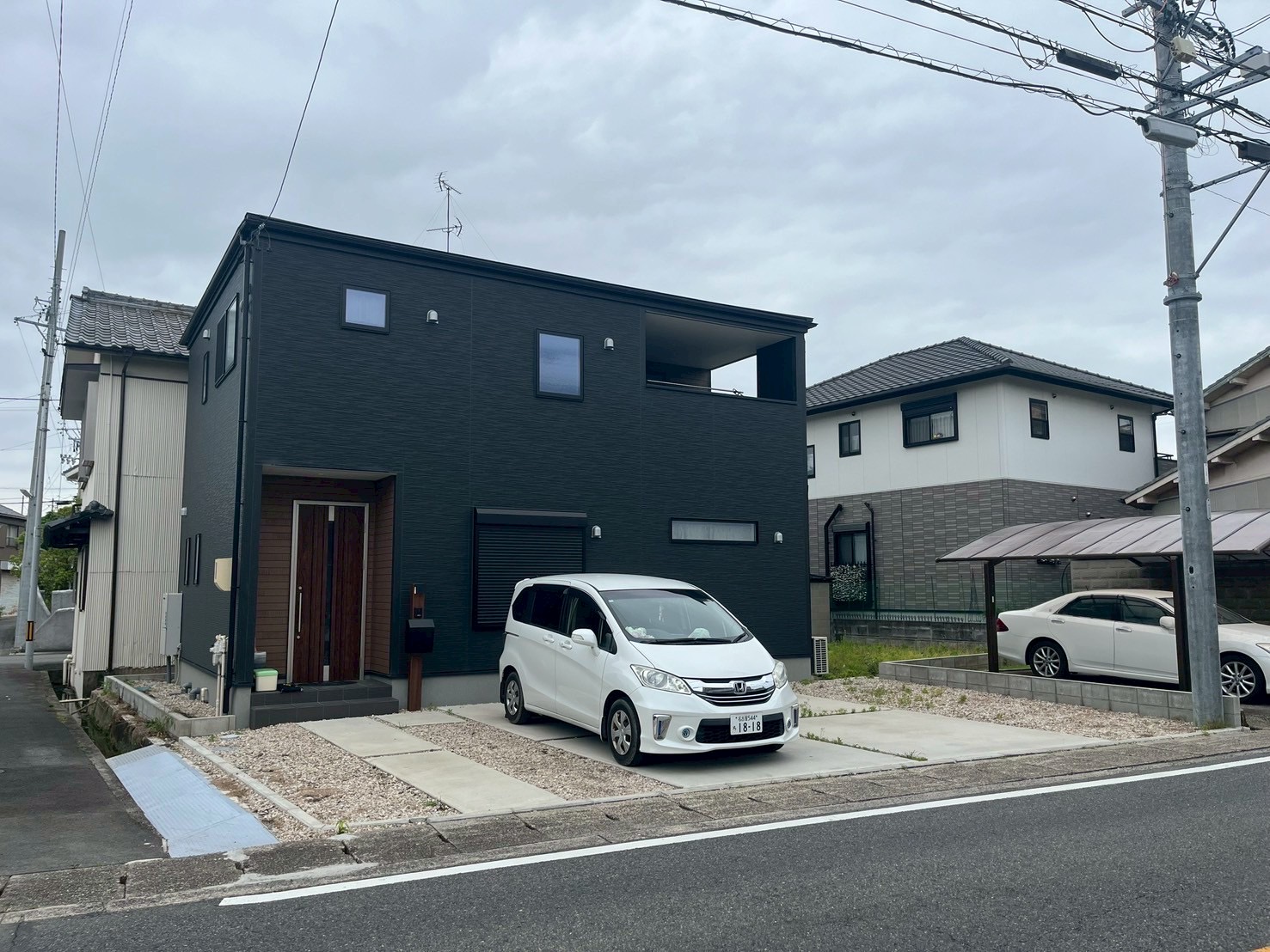 スタイリッシュに生まれ変わった3台用カーポート施工事例｜ステンカラーのスリム桁デザイン