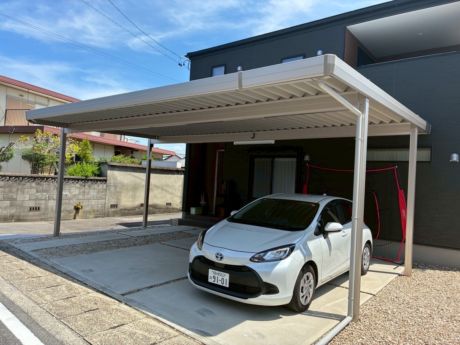 スタイリッシュに生まれ変わった3台用カーポート施工事例｜ステンカラーのスリム桁デザイン