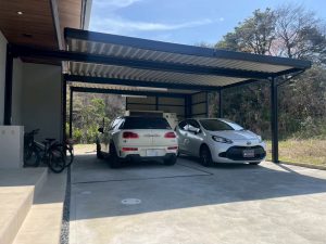 スリム桁カーポート＋ガルバリウム側面張りで収納と目隠しを両立したスマートデザイン