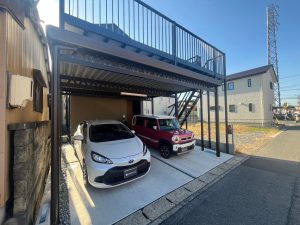 人工木デッキと階段付きバルコニーカーポート｜ブラックで統一されたスタイリッシュな2台用タイプ