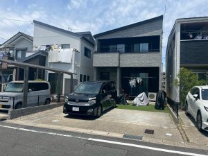 ブラックカラーが映えるオーダーメイドカーポート｜アルミ×軽量鉄鋼ハイブリッド構造で強く美しく
