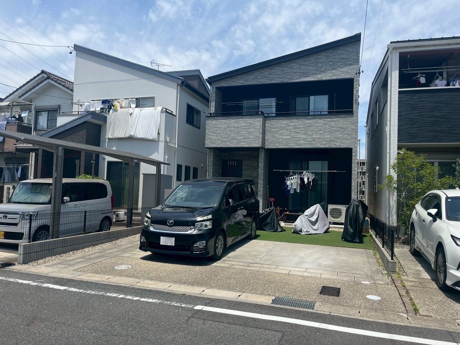 ブラックカラーが映えるオーダーメイドカーポート｜アルミ×軽量鉄鋼ハイブリッド構造で強く美しく